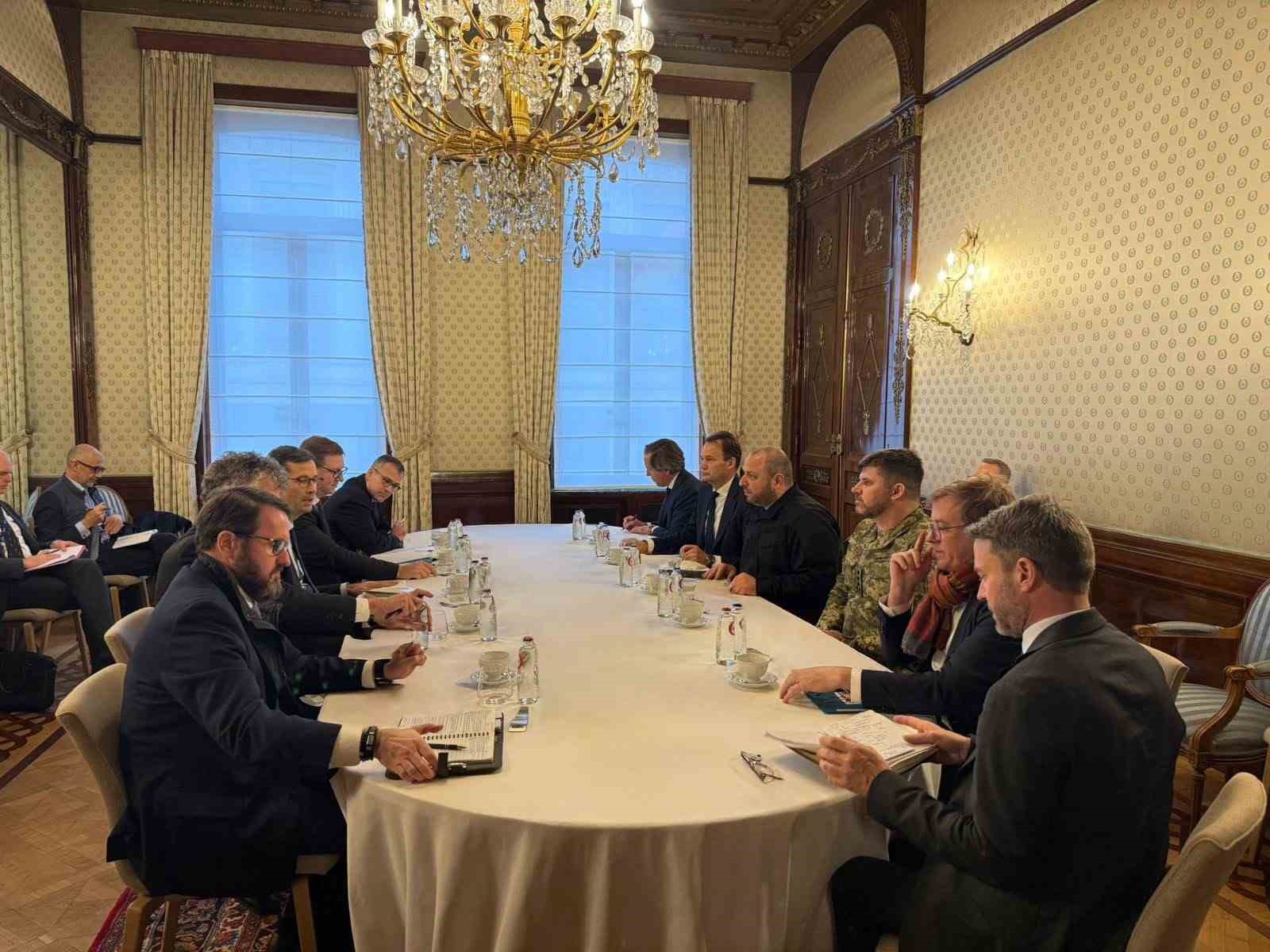 ukrayna ve avrupadan ust duzey guvenlik yetkilileri baris muzakereleri ve guvenlik garantilerini gorustu 0 9Ywptdfb