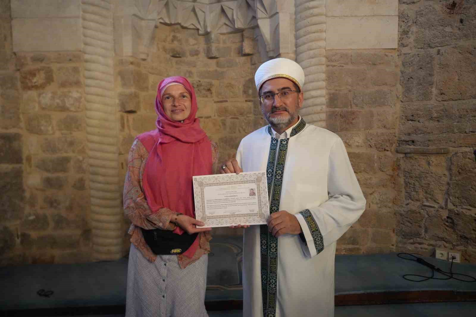 ukraynali yoga egitmeni lena musluman olup meryem ismini aldi 1 1ZPsh8Is