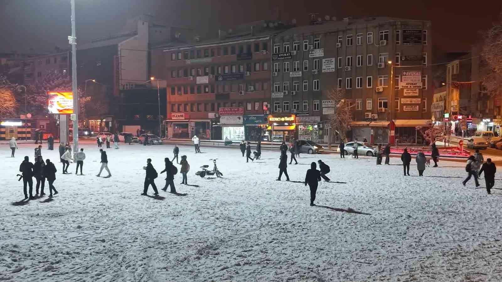Ulaşımda 43 ilin geçiş güzergahı Kırıkkale’de kar yağışı etkili oldu 6 ulasimda 43 ilin gecis guzergahi kirikkalede kar yagisi etkili oldu 2 tgMk2Yw1