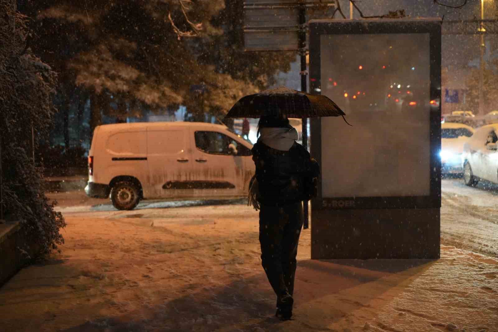 Ulaşımda 43 ilin geçiş güzergahı Kırıkkale’de kar yağışı etkili oldu 12 ulasimda 43 ilin gecis guzergahi kirikkalede kar yagisi etkili oldu 8 qXwQ81tM