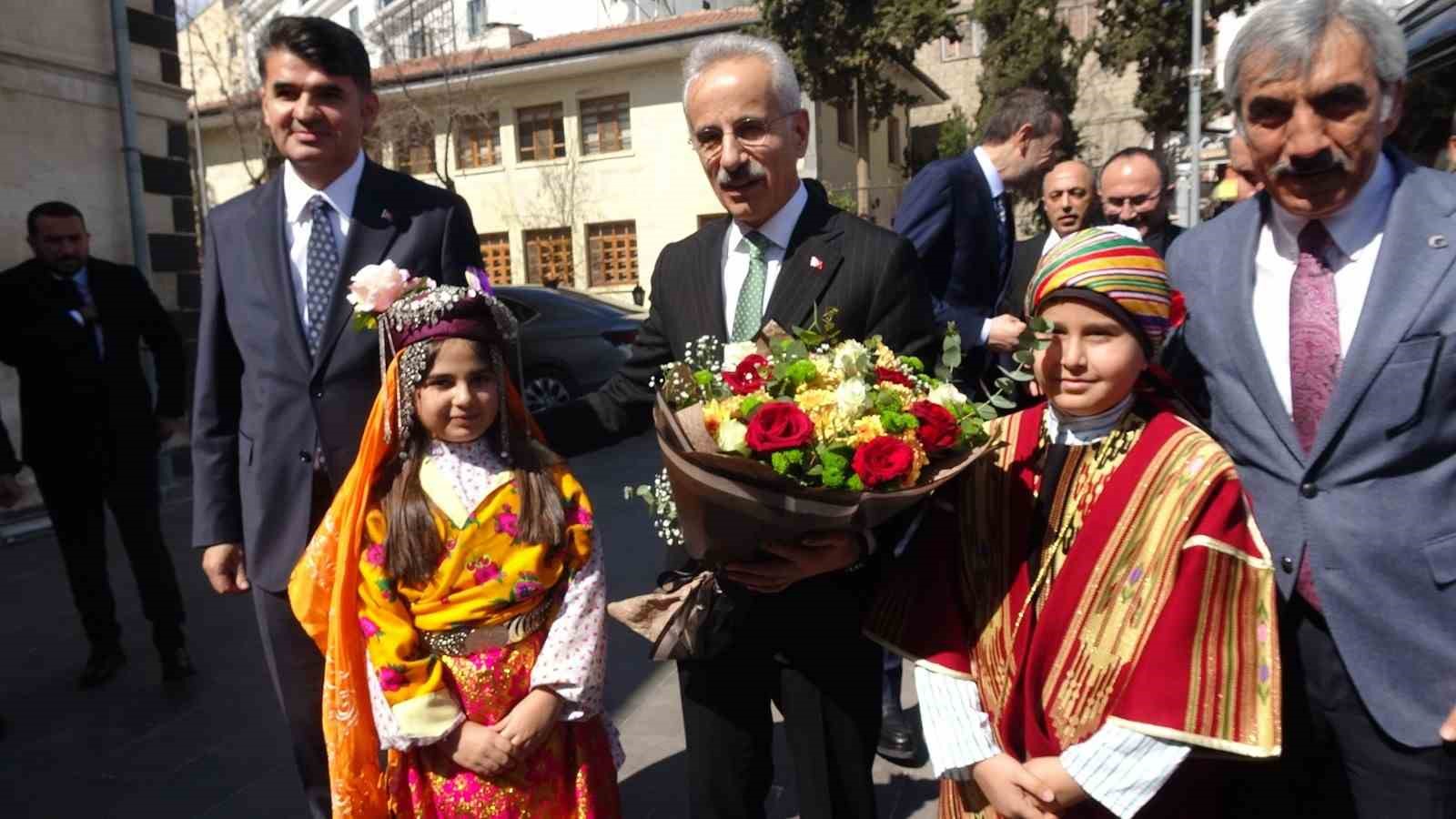 ulastirma ve altyapi bakani abdulkadir uraloglu kiliste 0 VAtp5lbi