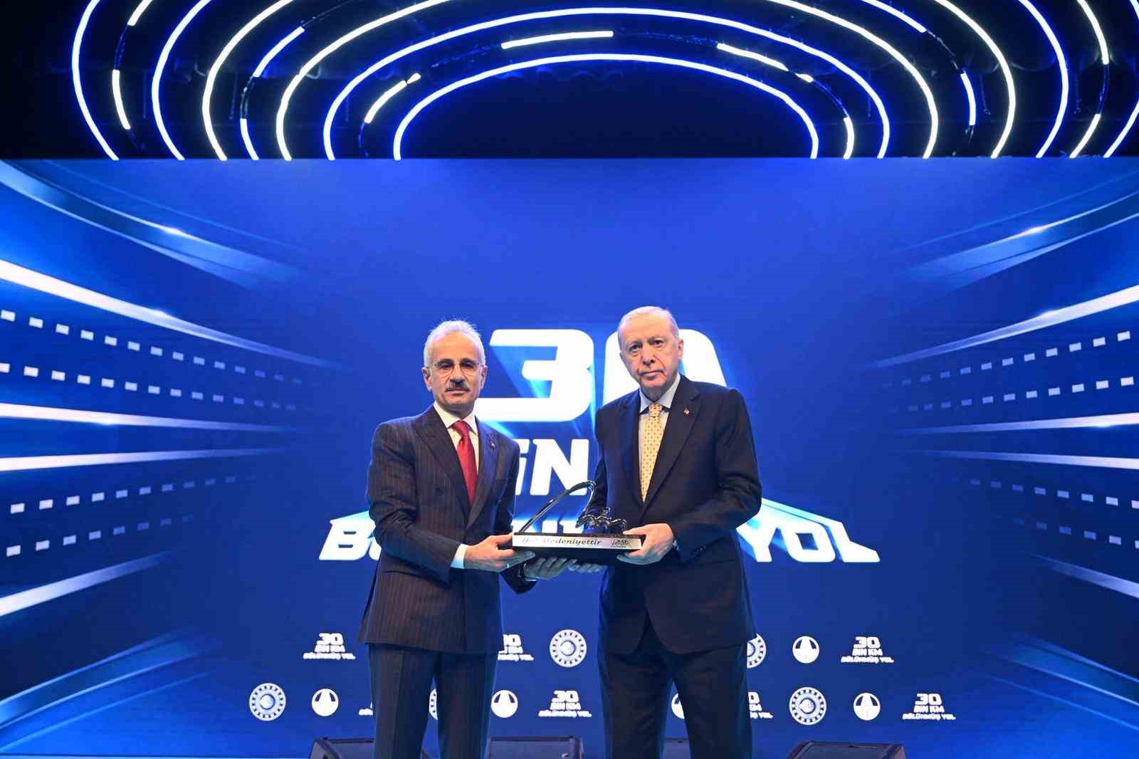 ulastirma ve altyapi bakani uraloglu 2002de 6 bin 101 kilometre olan bolunmus yol agimizi 4mp5swBj