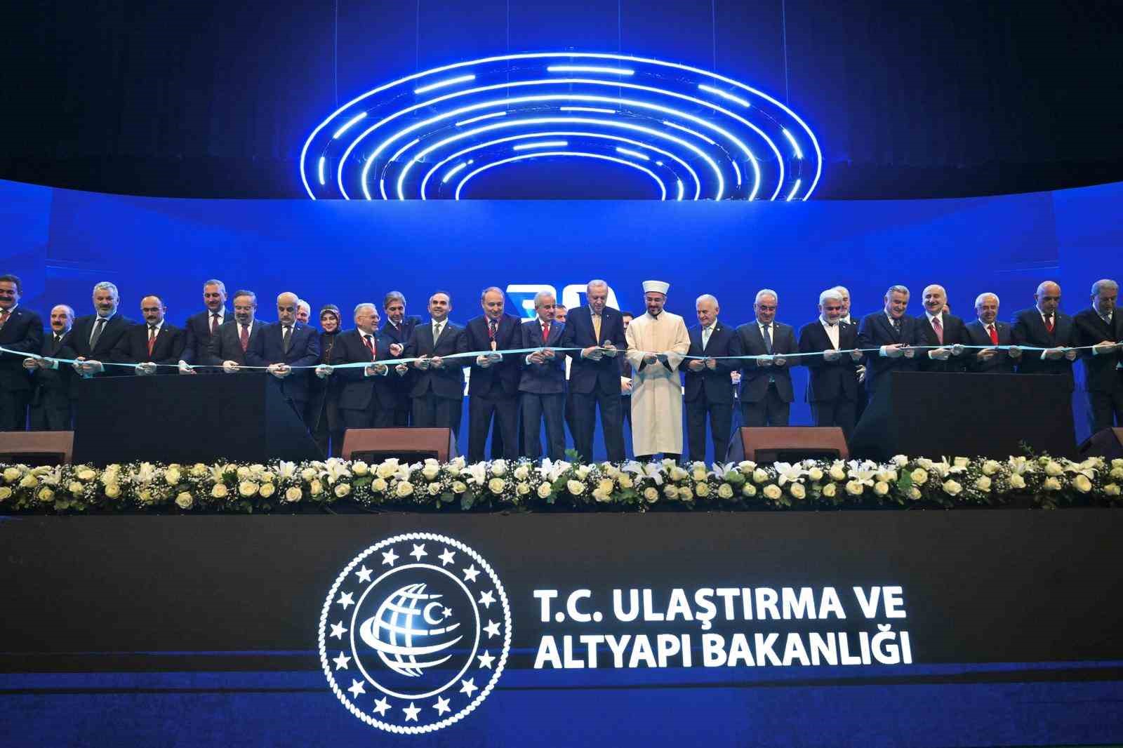 ulastirma ve altyapi bakani uraloglu 2002de 6 bin 101 kilometre olan bolunmus yol agimizi Qm7EsCfB