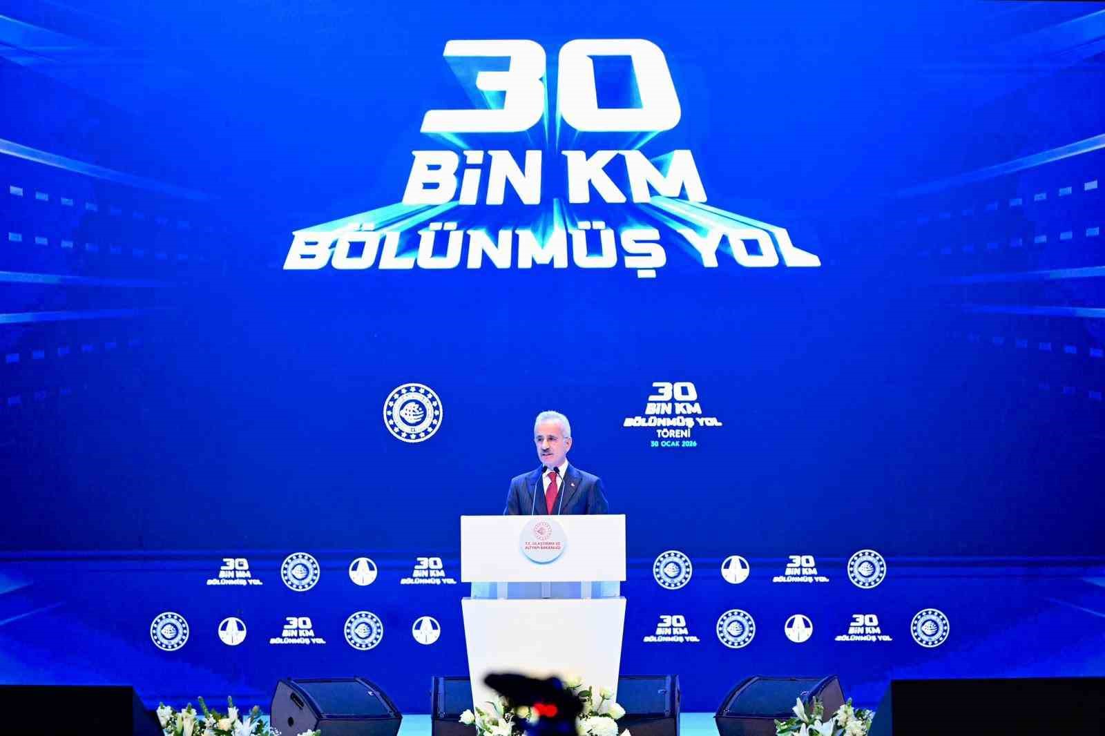 ulastirma ve altyapi bakani uraloglu 2002de 6 bin 101 kilometre olan bolunmus yol agimizi U1TOSCiJ