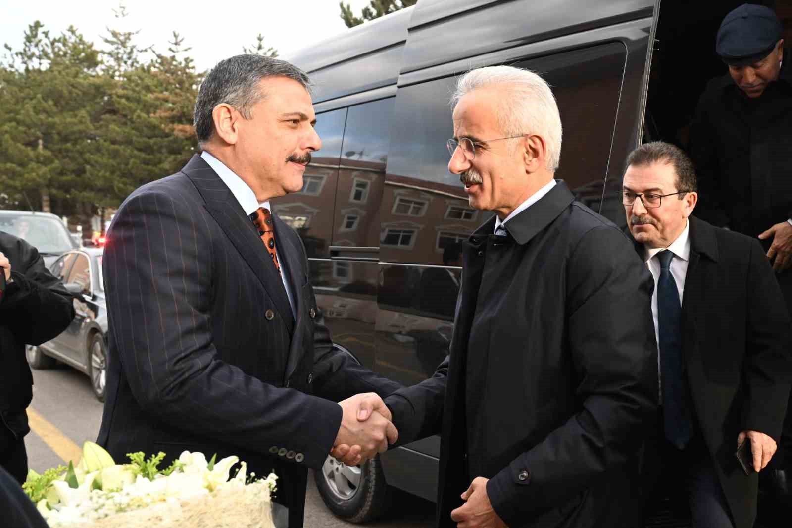 ulastirma ve altyapi bakani uraloglu erzincan erzurum kars tren hatti etut proje calismalari devam ediyor 4 RhYCOldr