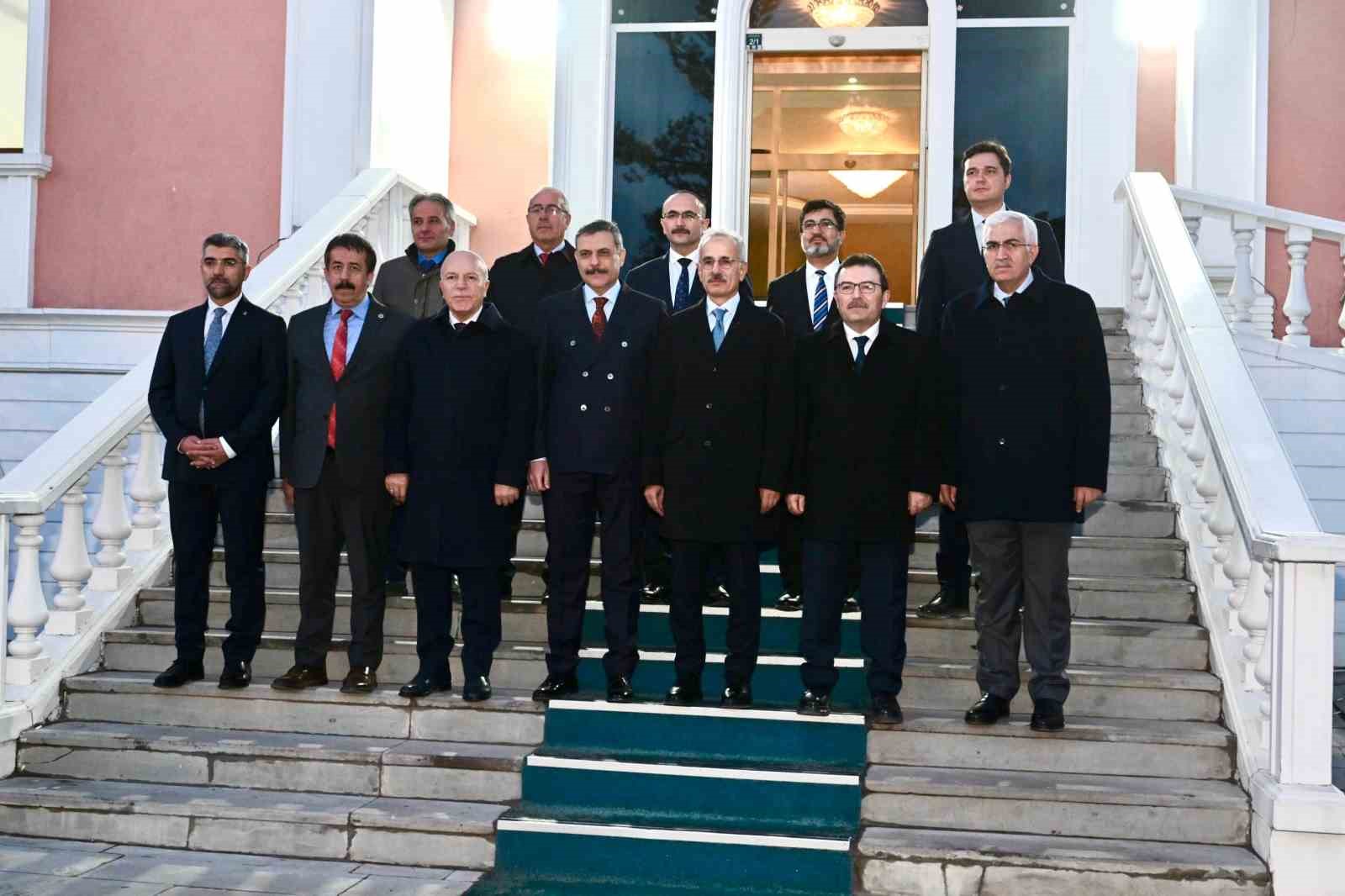 ulastirma ve altyapi bakani uraloglu erzincan erzurum kars tren hatti etut proje calismalari devam ediyor 7 kkzwUze1