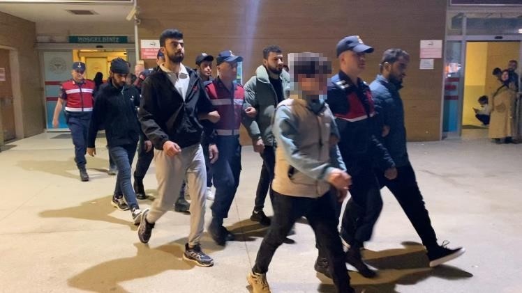 Ülkeye kaçak yollarla giren 7 şahıs yakalandı 6 ulkeye kacak yollarla giren 7 sahis yakalandi 2 AtWLHECq