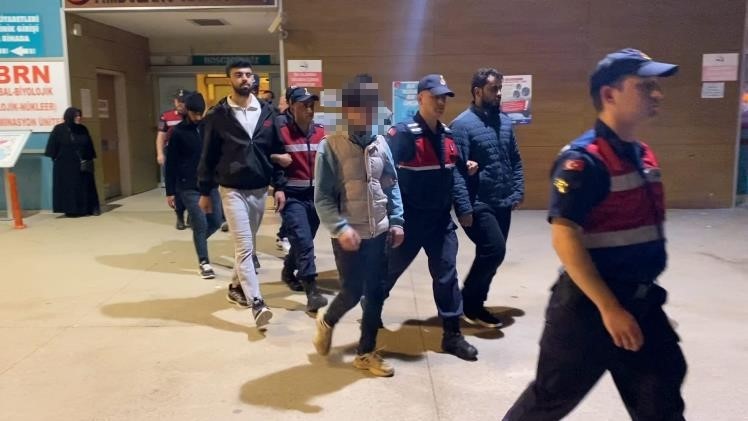 Ülkeye kaçak yollarla giren 7 şahıs yakalandı 7 ulkeye kacak yollarla giren 7 sahis yakalandi 3 JrpY3p2h