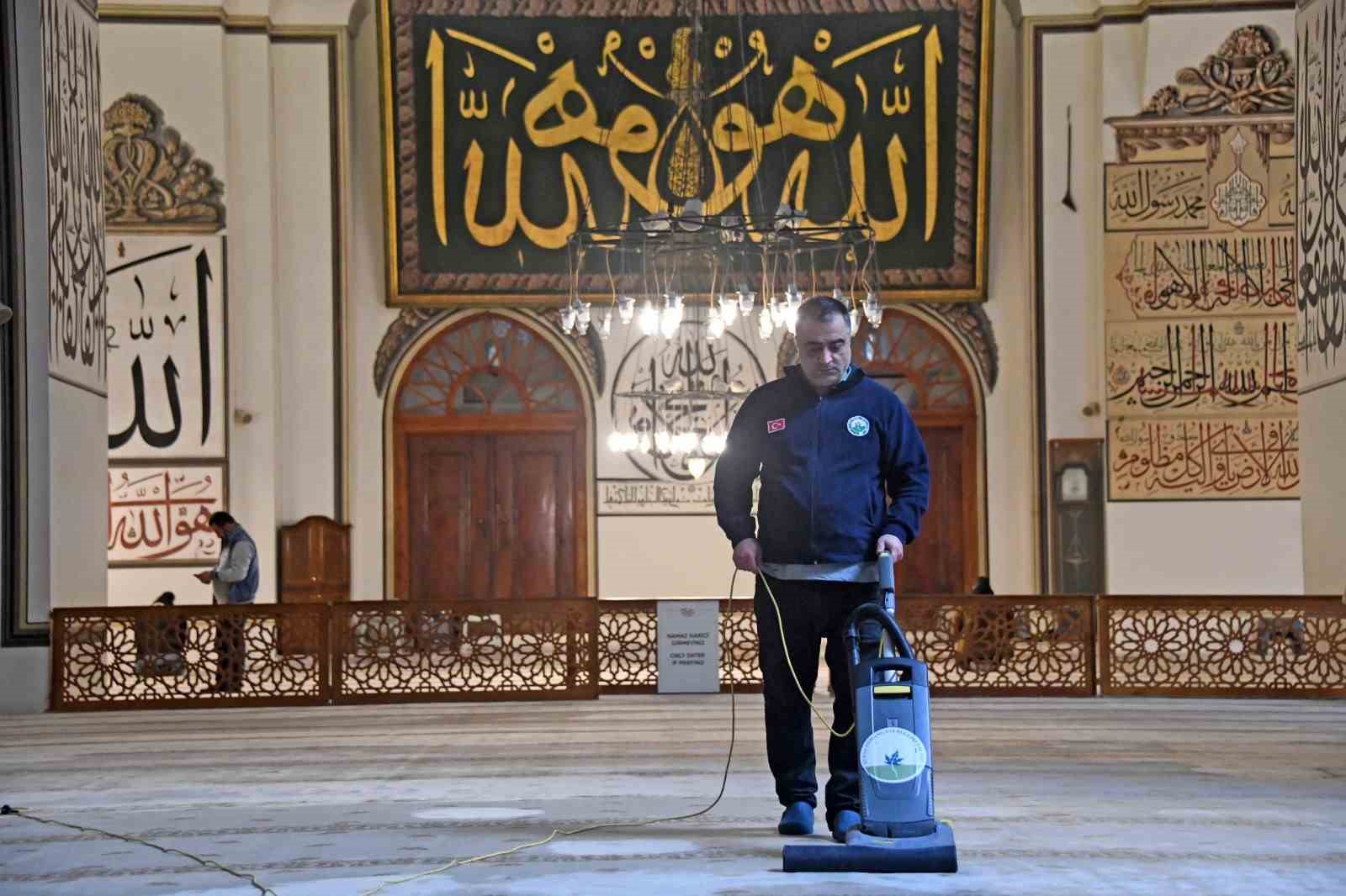 ulu cami teravihlere hazir 1 Q2BEsacR