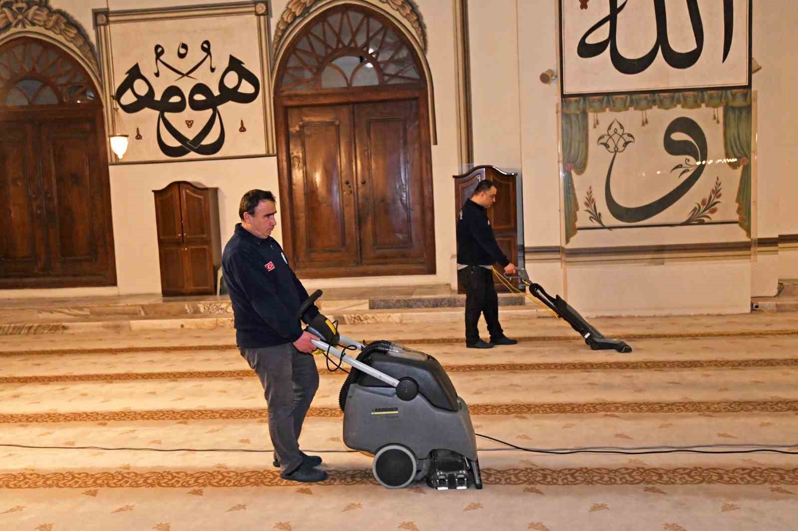 ulu cami teravihlere hazir 2 hj9Ajr28