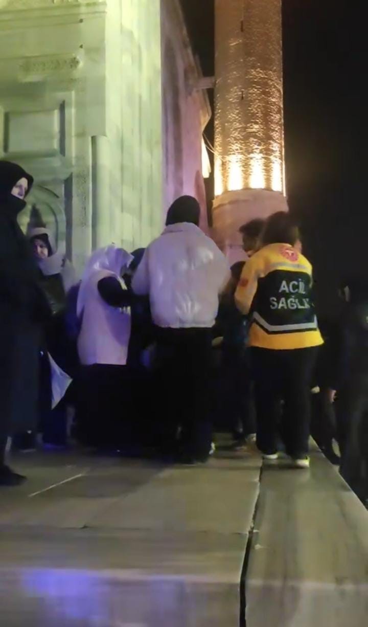 ulu camiinde yogunluk sebebiyle bir kadin bayginlik gecirdi 2 FIfbGeJC