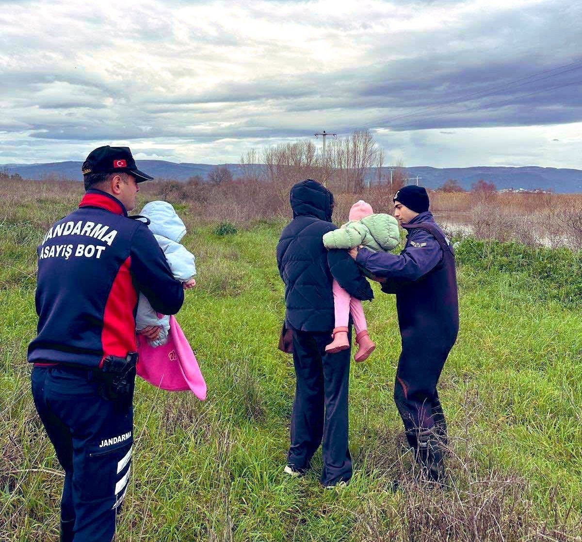 uluabat golunde mahsur kalan aileyi jandarma kurtardi 0 y3V1n4cE