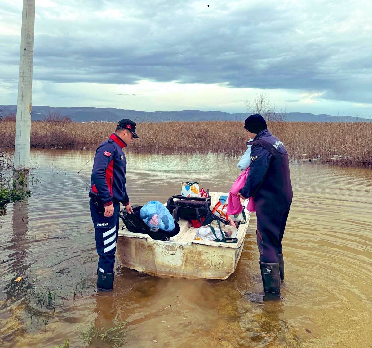 uluabat golunde mahsur kalan aileyi jandarma kurtardi 1 QlB9VlOB