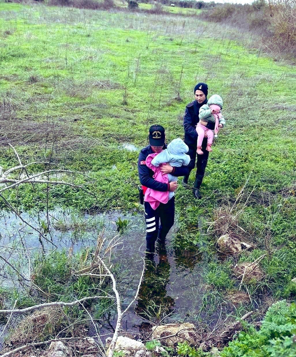 uluabat golunde mahsur kalan aileyi jandarma kurtardi 2 VZpXesW2