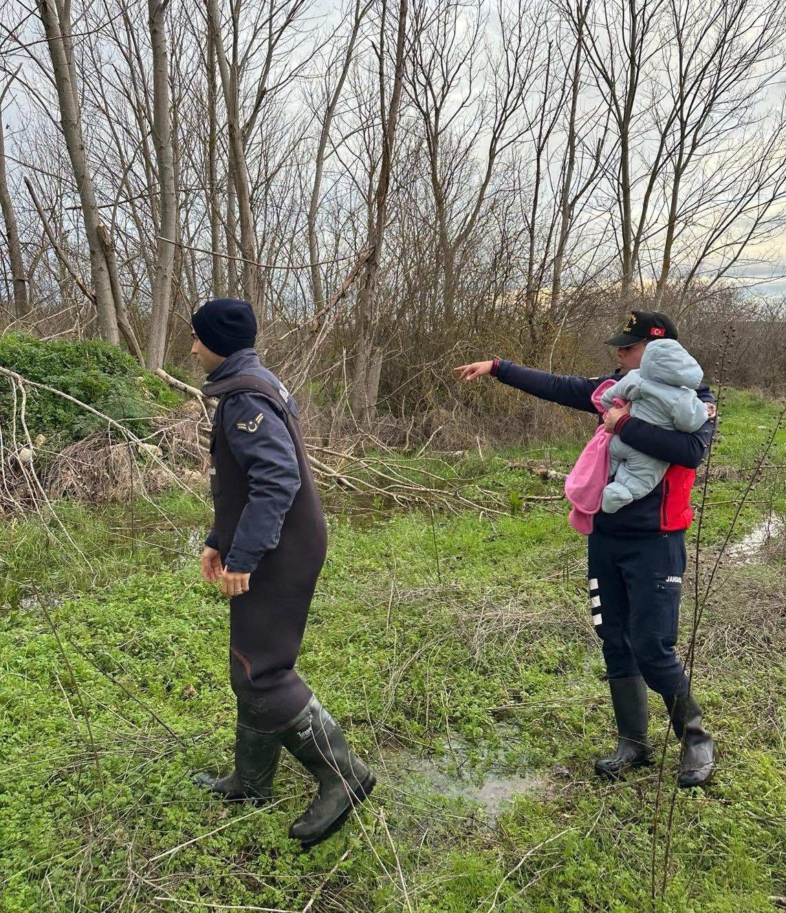 uluabat golunde mahsur kalan aileyi jandarma kurtardi 3 NcKF75RQ