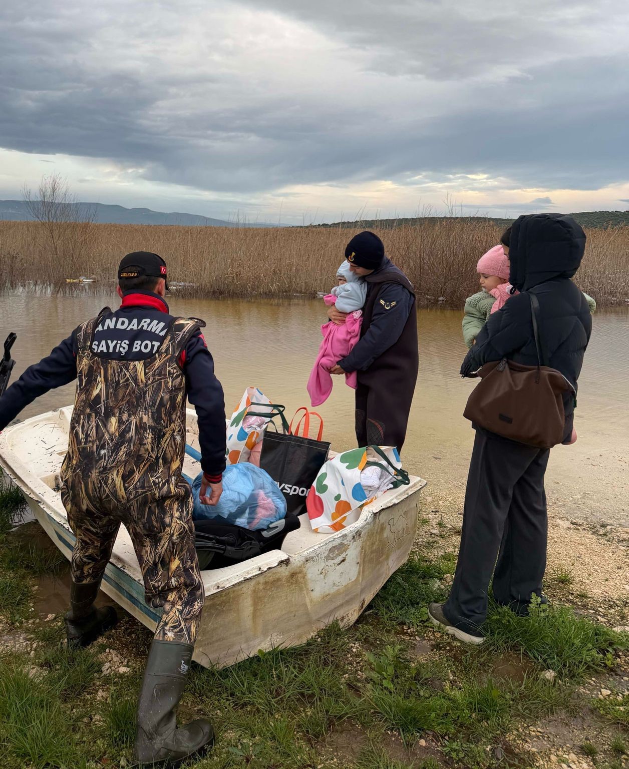 uluabat golunde mahsur kalan aileyi jandarma kurtardi 4 eDyipNwU