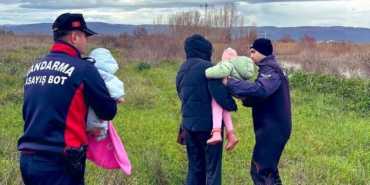 uluabat-golunde-mahsur-kalan-aileyi-jandarma-kurtardi-neP2hv61.jpg