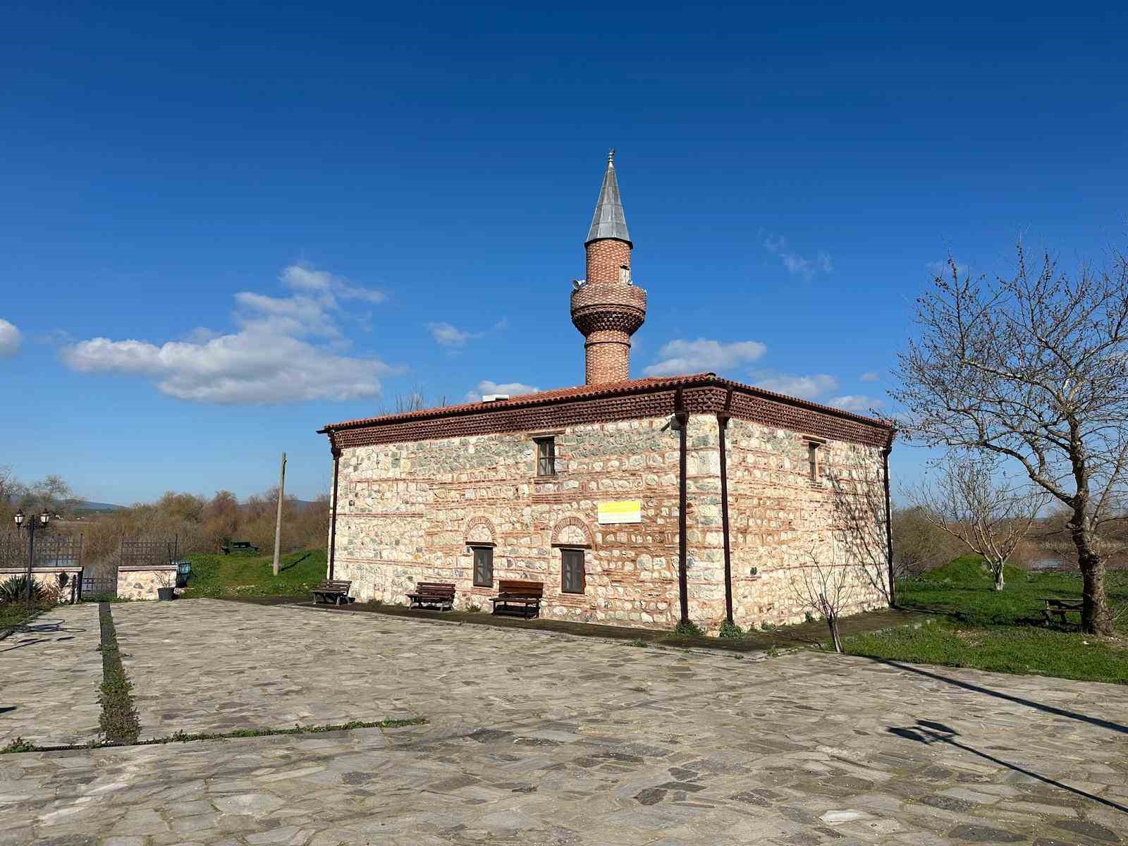 uluabat golunun sulari 625 yillik camiyi tehdit ediyor 1 feaD9qlw
