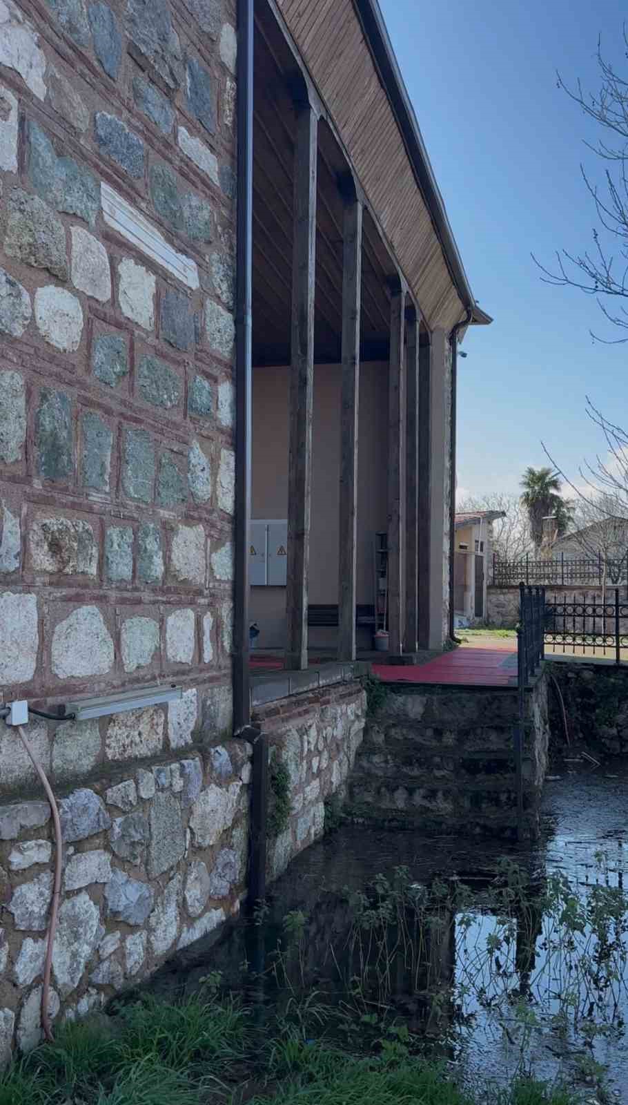 uluabat golunun sulari 625 yillik camiyi tehdit ediyor 2