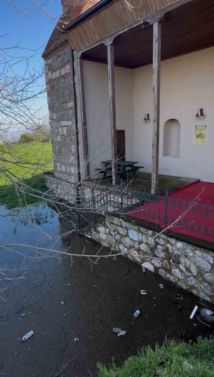 uluabat golunun sulari 625 yillik camiyi tehdit ediyor 5 ir1NFgSI