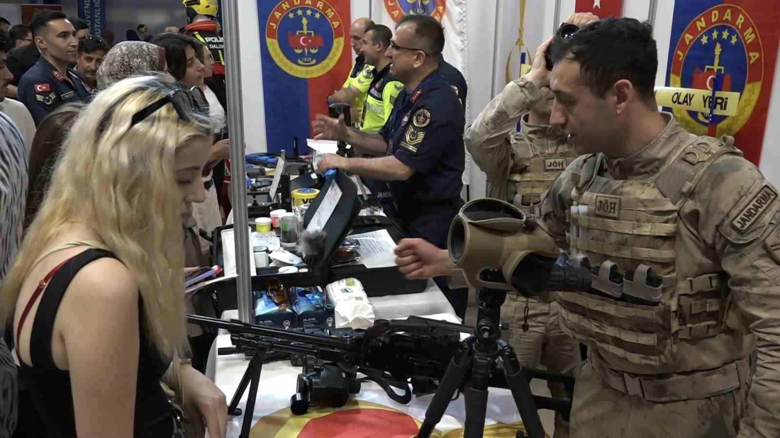 Uludağ Kariyer Fuarı’nda jandarma rüzgarı….Öğrenciler standın önünden ayrılmadı 5 uludag kariyer fuarinda jandarma ruzgariogrenciler standin onunden ayrilmadi 1 A5p17CtC
