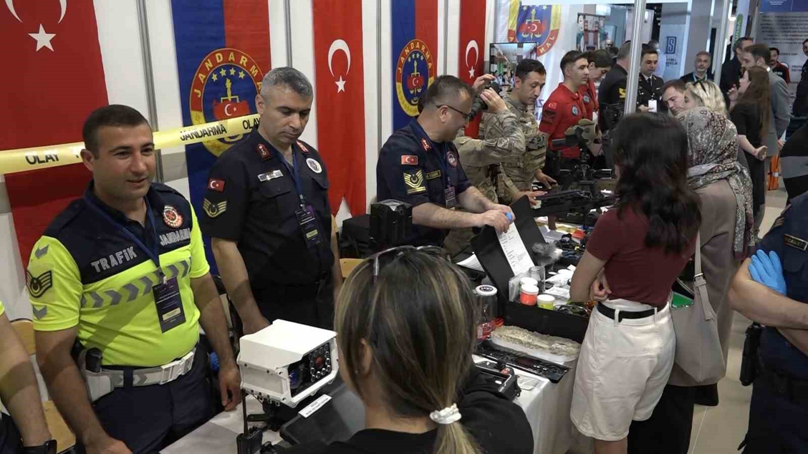 Uludağ Kariyer Fuarı’nda jandarma rüzgarı….Öğrenciler standın önünden ayrılmadı 6 uludag kariyer fuarinda jandarma ruzgariogrenciler standin onunden ayrilmadi 2 BfgAvggh