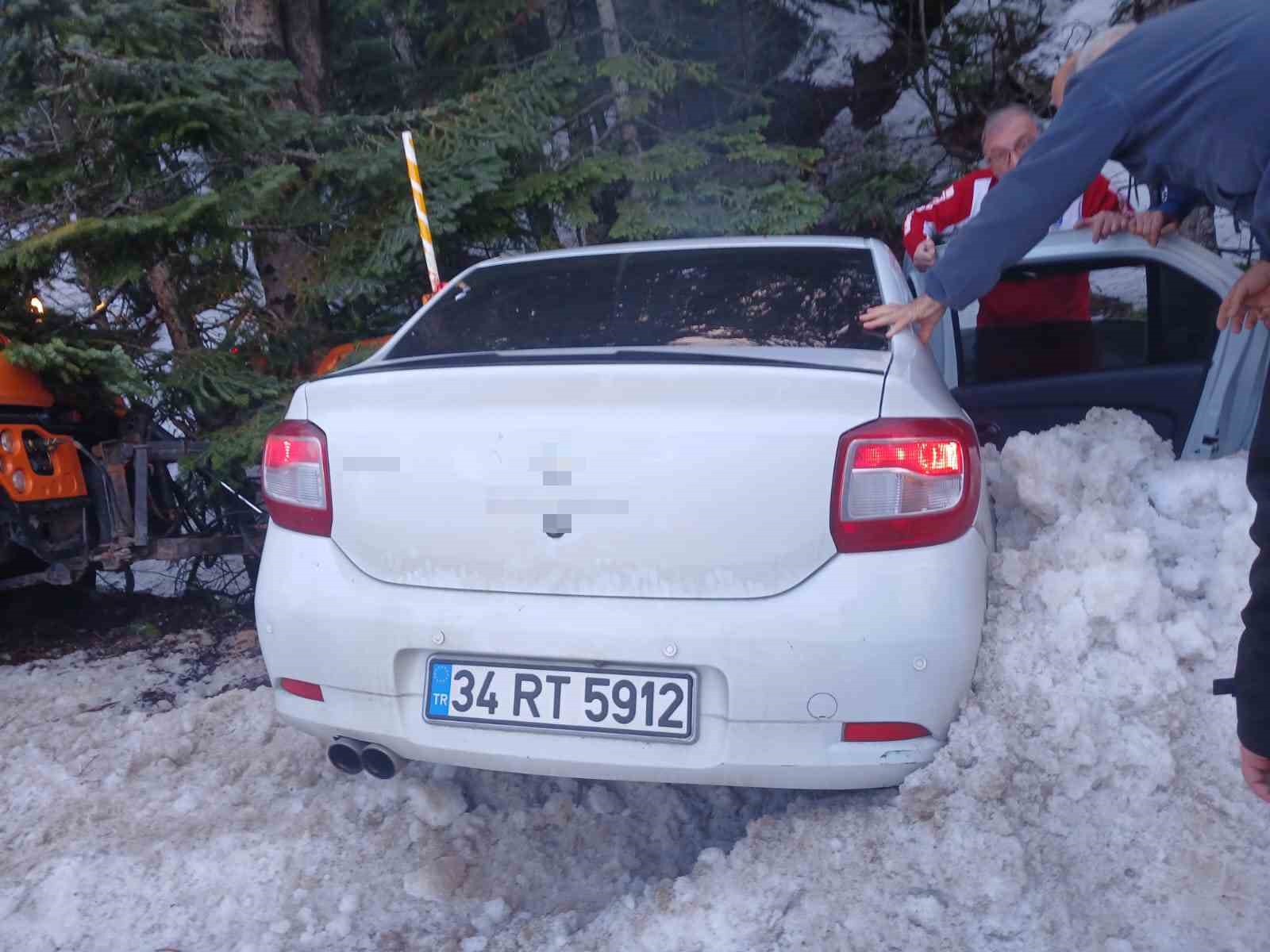uludag yolunda kar kureme araci otomobille carpisti 2 yarali 1 6MR8Y6sm