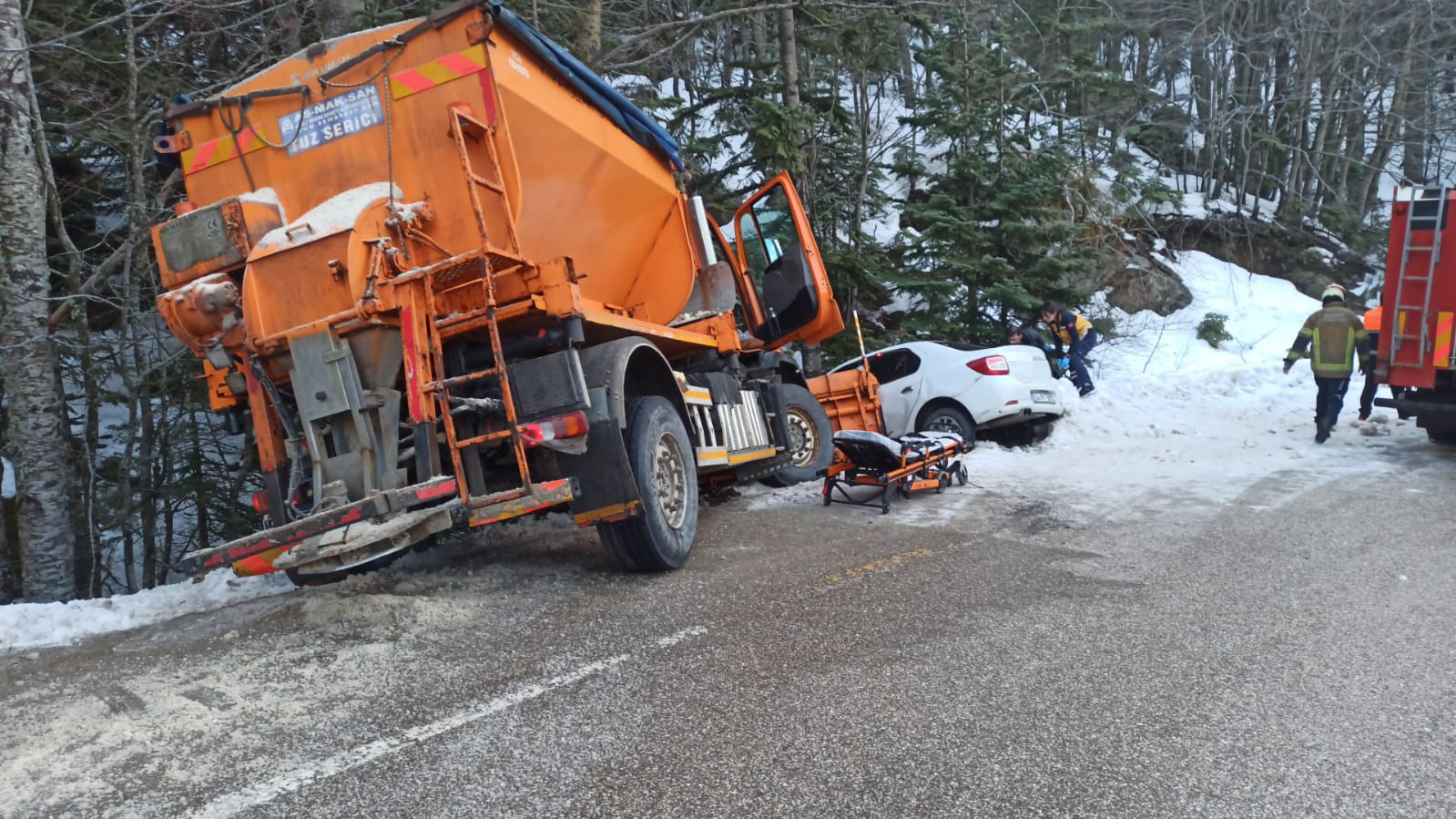 uludag yolunda kar kureme araci otomobille carpisti 2 yarali 2 smsMyQ9F