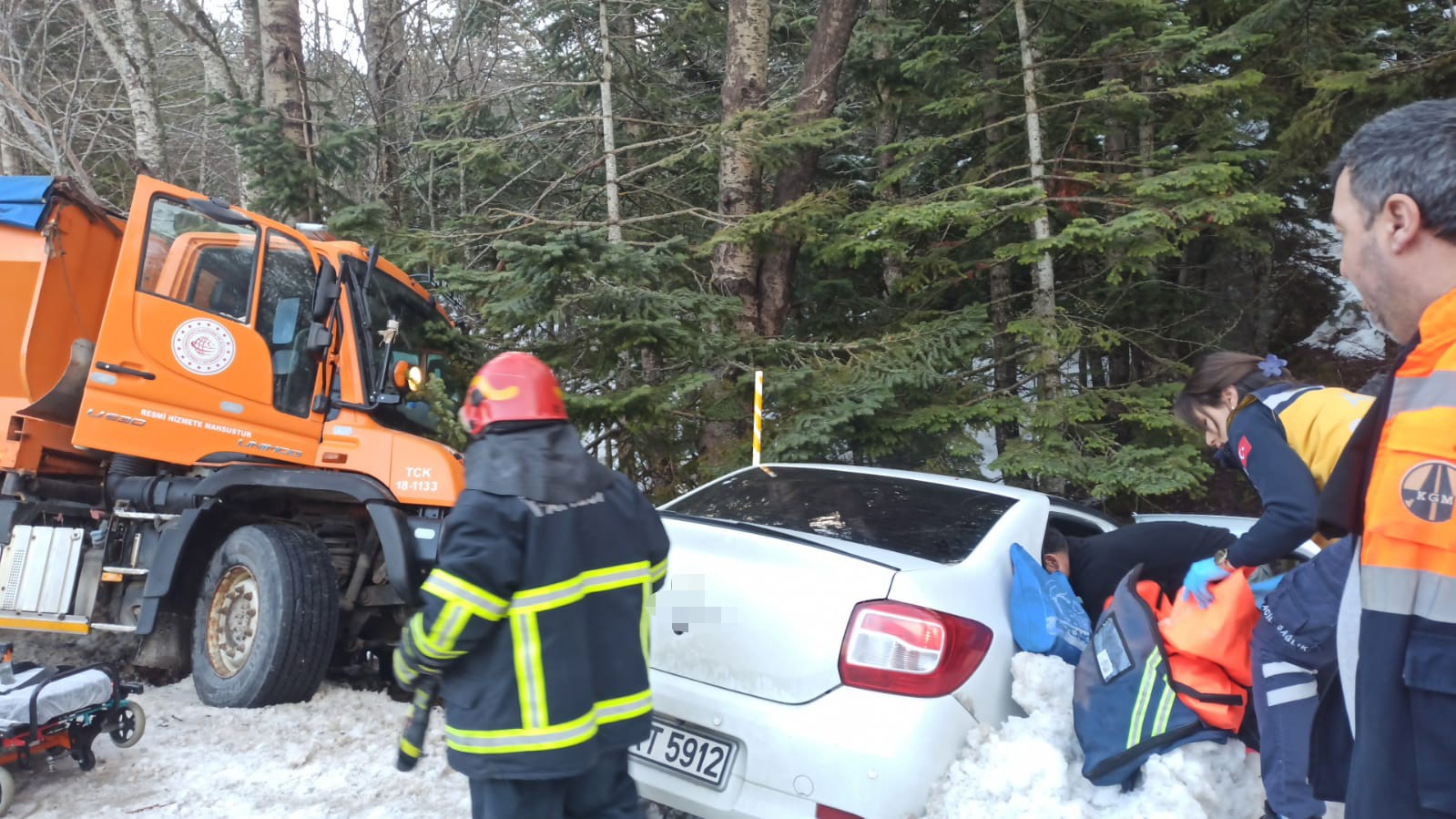 uludag yolunda kar kureme araci otomobille carpisti 2 yarali 3 3DjmZEwr
