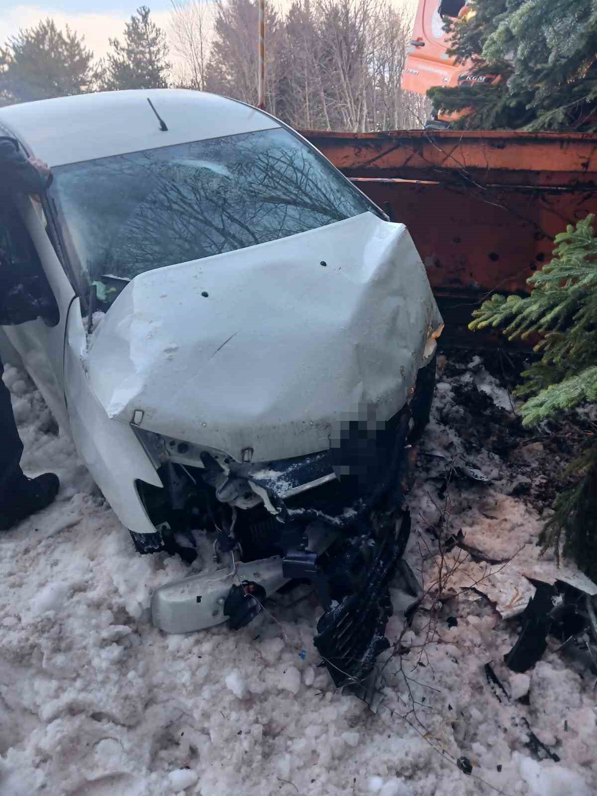 uludag yolunda kar kureme araci otomobille carpisti 2 yarali 4 2FrMjn73