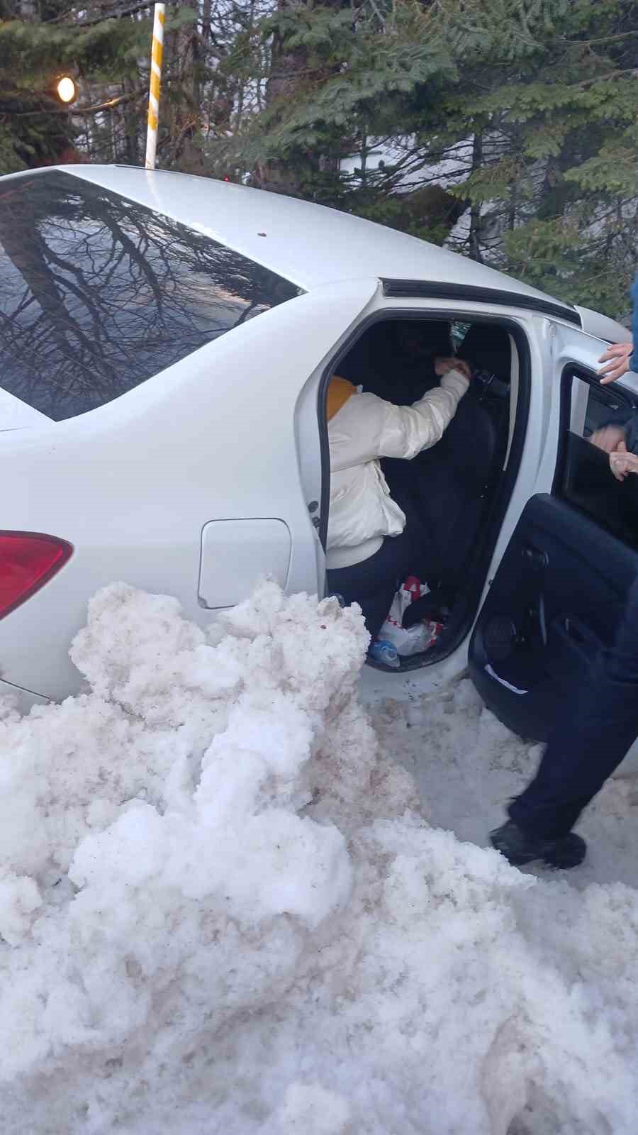 uludag yolunda kar kureme araci otomobille carpisti 2 yarali 5