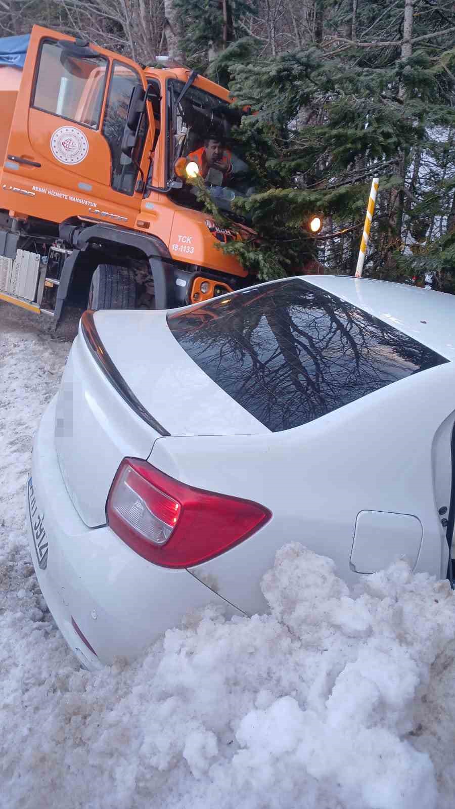 uludag yolunda kar kureme araci otomobille carpisti 2 yarali 6 reHR7fJa