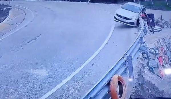 uludag yolunda kontrolden cikan arac bariyerlere carpti 0 9qhR1rfA