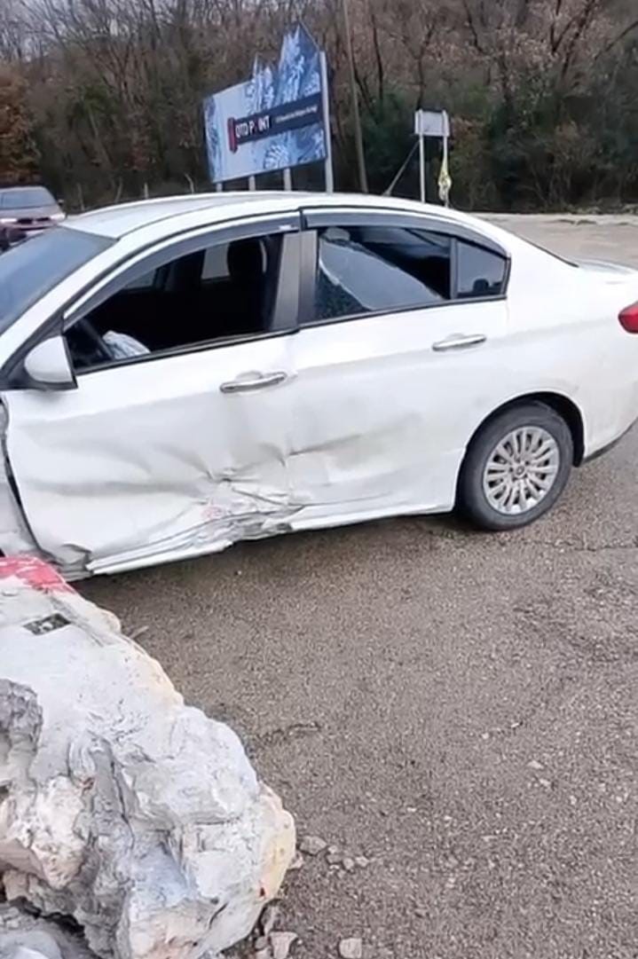 uludag yolunda kontrolden cikan arac bariyerlere carpti 3 nTRefDip