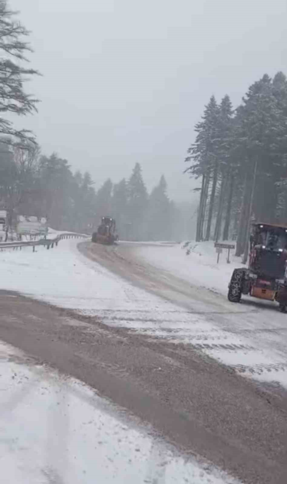 uludagda bayramda kar surprizi yollar beyaza burundu ekipler seferber oldu 1 QEWhY2iA
