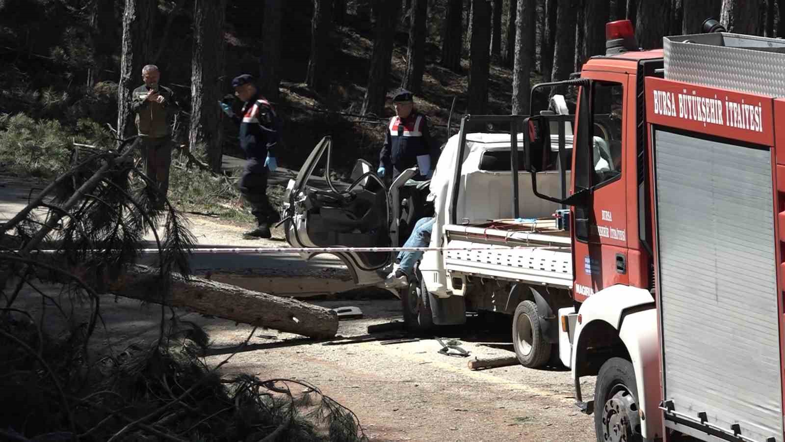 Uludağ’da inanılmaz olay...Kesilen ağaç seyir halindeki kamyonetin üzerine devrildi: 1 ölü 6 uludagda inanilmaz olaykesilen agac seyir halindeki kamyonetin uzerine devrildi 1 olu 2 9TZyY41R