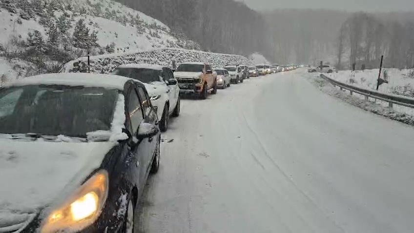 uludagda trafik cilesi kilometrelerce kuyruk olustu 0 eBJgMs92