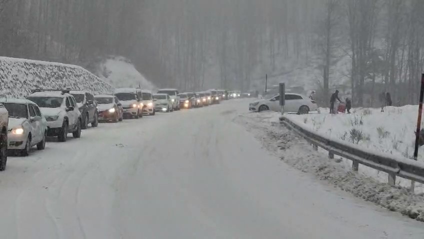 uludagda trafik cilesi kilometrelerce kuyruk olustu 1