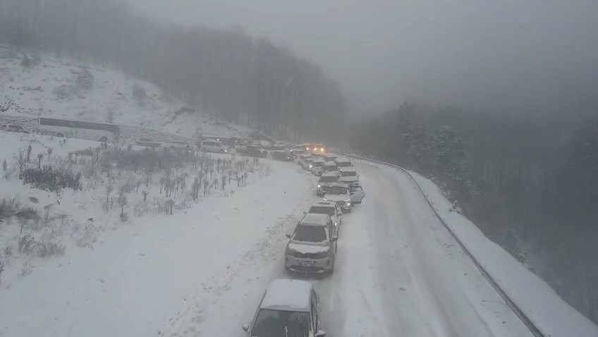 uludagda trafik cilesi kilometrelerce kuyruk olustu 2 8pdIOCQl
