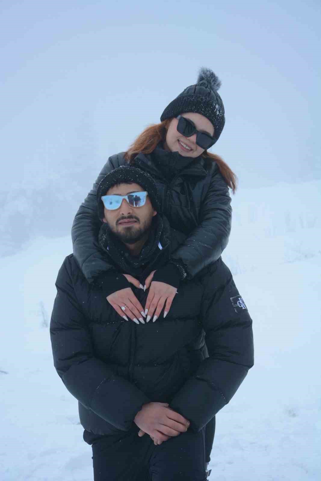 uludagda yilin son ve ilk romantik surprizleri karlar altinda iki evet 1 W1EPsXH5