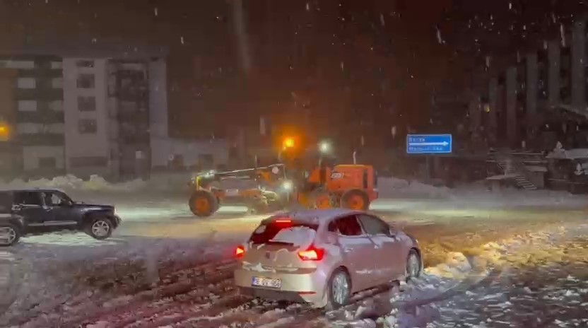 uludagda yogun kar varekipler yollarin kapanmamasi icin araliksiz calisiyor 4 1yzt5QsB