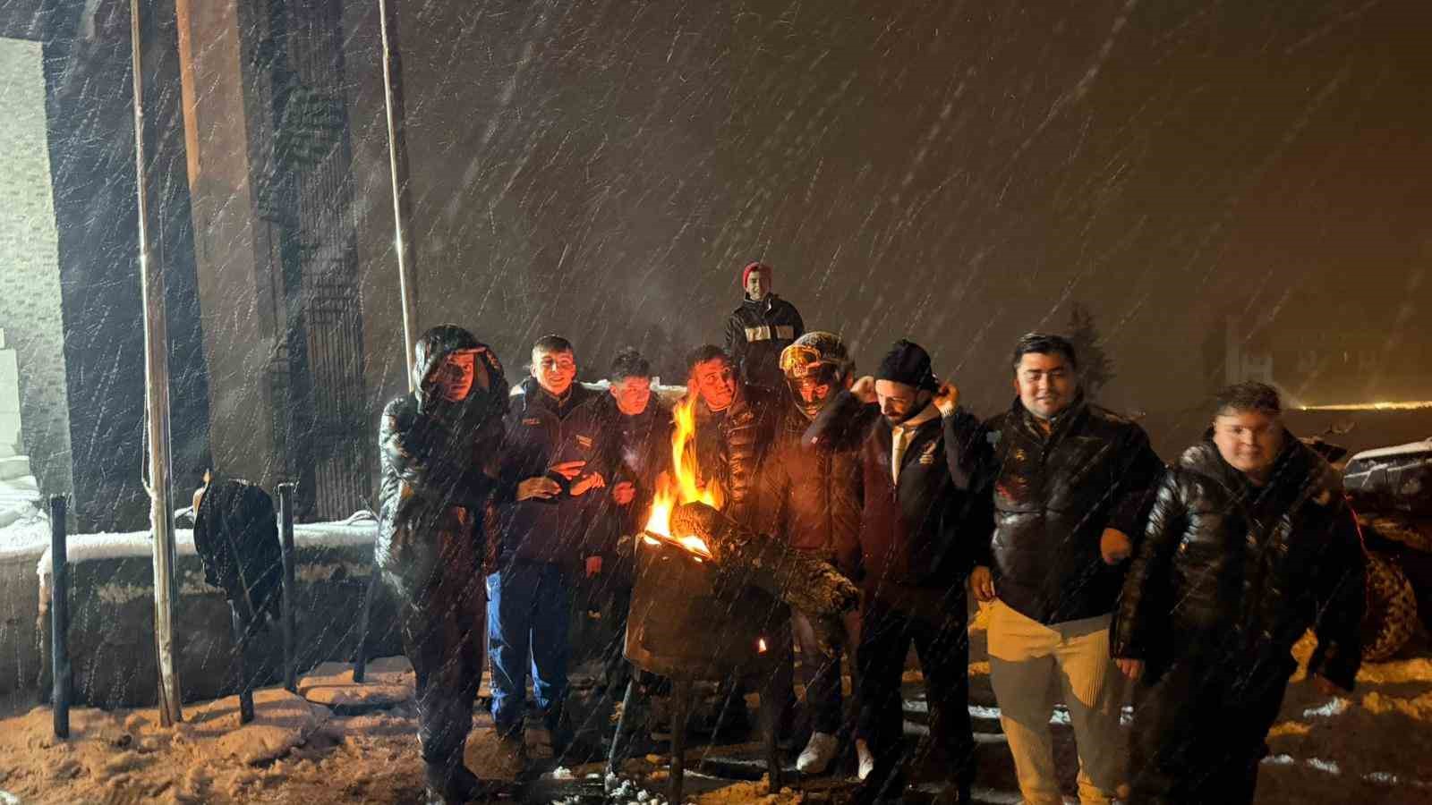 uludagda yogun kar varekipler yollarin kapanmamasi icin araliksiz calisiyor 5 s8NGQJeh