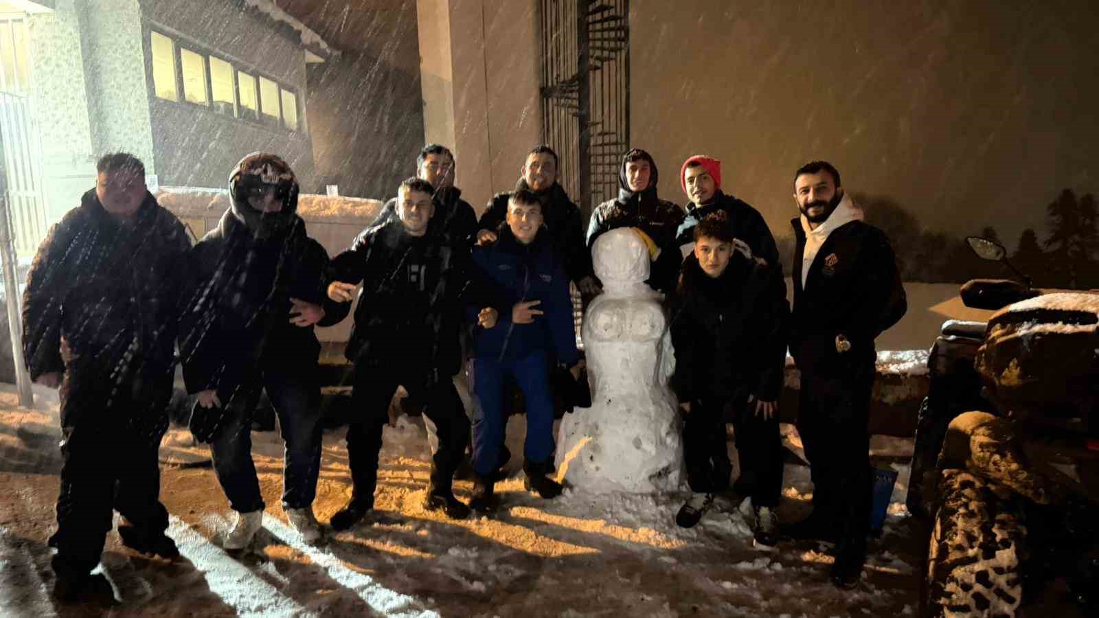 uludagda yogun kar varekipler yollarin kapanmamasi icin araliksiz calisiyor 6 LdEbZ5Ny