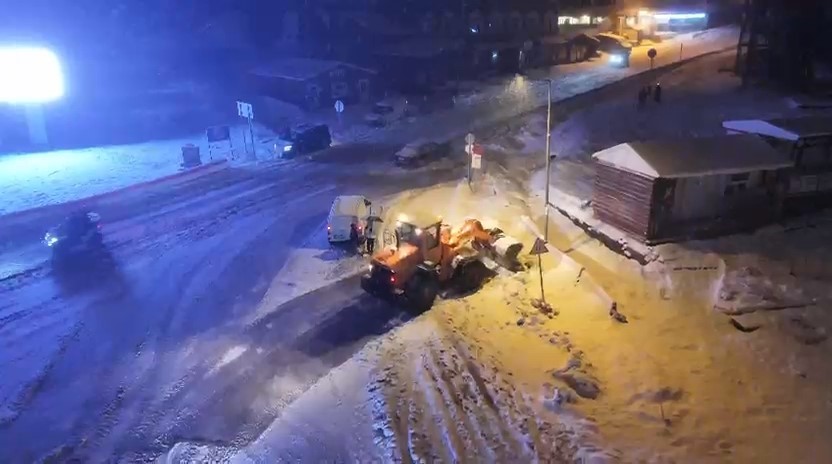 uludagda yogun kar varekipler yollarin kapanmamasi icin araliksiz calisiyor 8 Fhi2QEIM