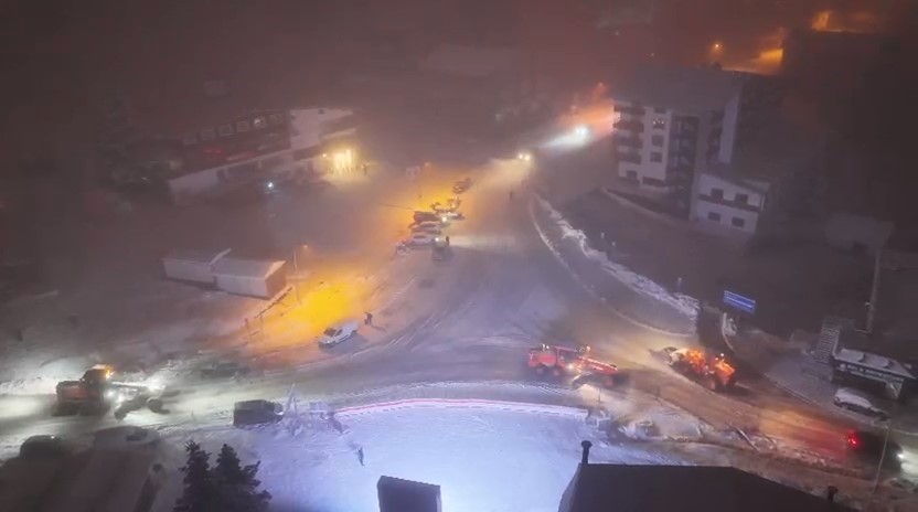 uludagda yogun kar varekipler yollarin kapanmamasi icin araliksiz calisiyor 9 m5lsse7X