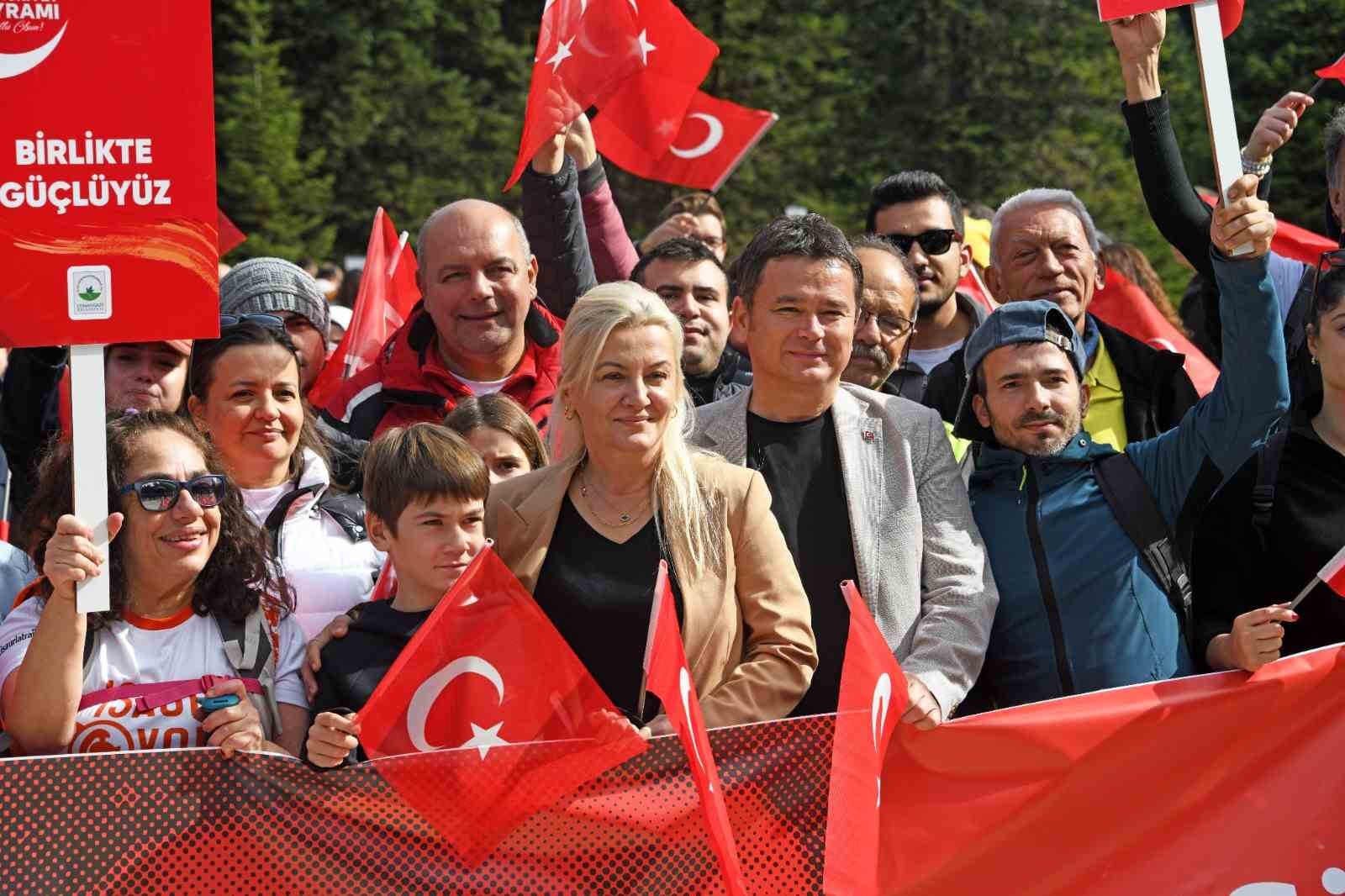 uludagda yuzlerce kisi cumhuriyetin izinde yurudu 4 taNHLhG7