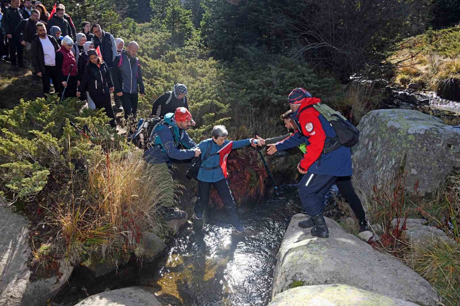 uludagda yuzlerce kisi cumhuriyetin izinde yurudu 5