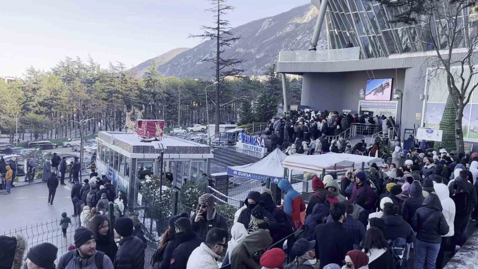 uludagda zirve yarisiteleferik kuyruklari metrelerce uzadi 0 QwsiU1Km