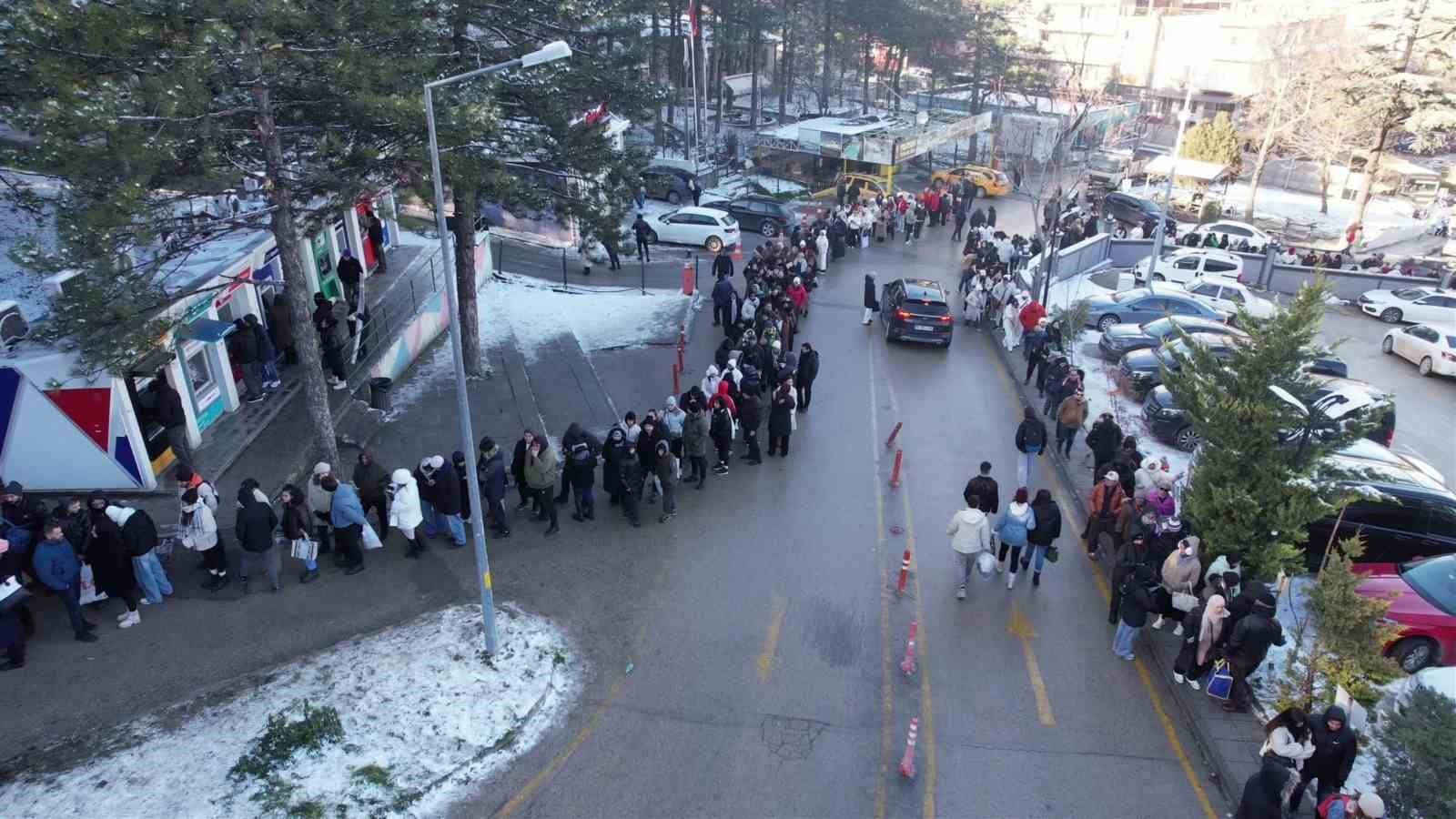 uludagda zirve yarisiteleferik kuyruklari metrelerce uzadi 2 bfyJ1rJ3