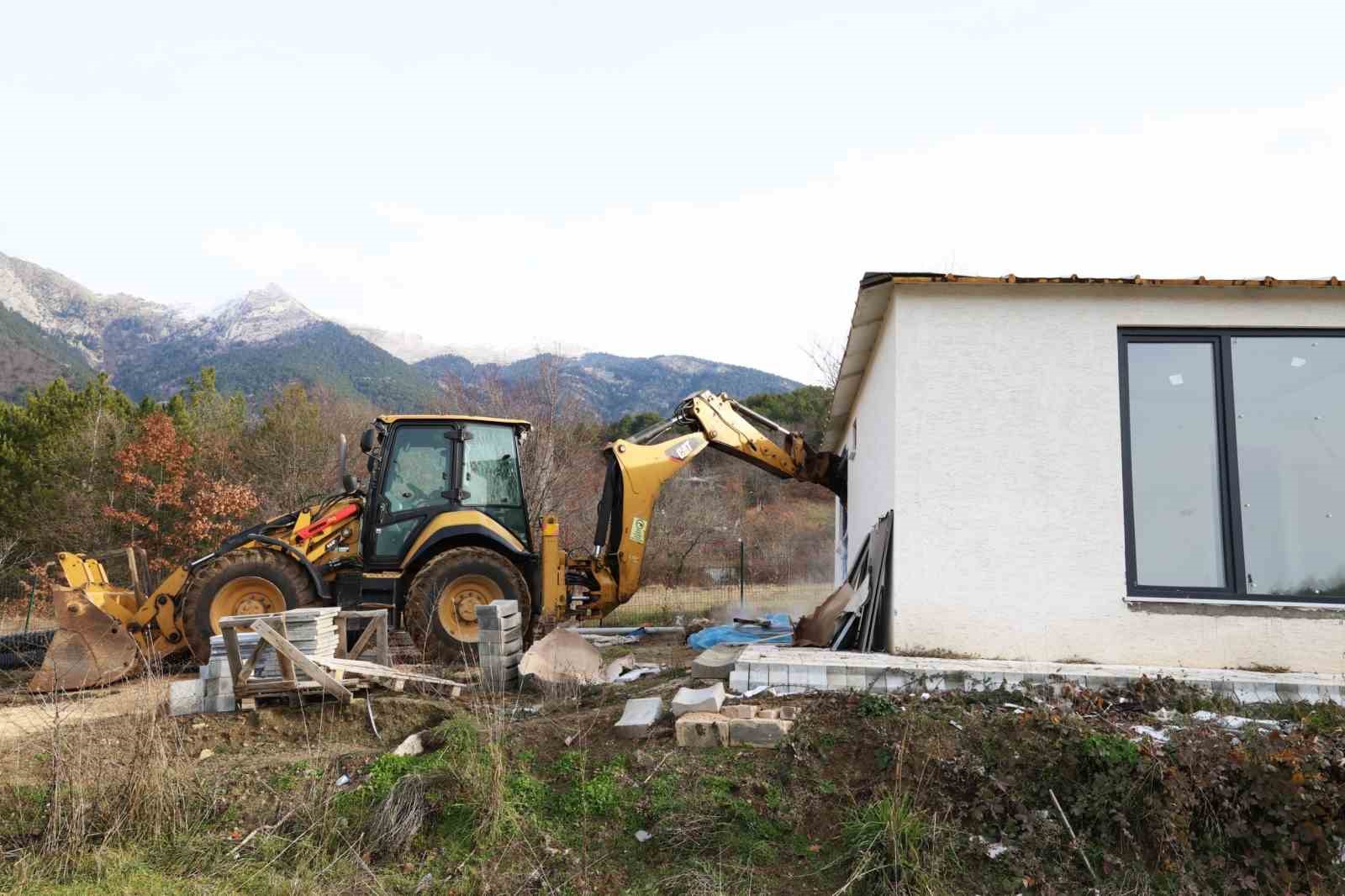 uludagin guzelliklerini mahveden yapilar yerle bir edildi 2 6Hscv3nP